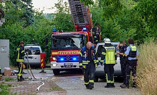 Die Feuerwehr Bielefeld eilte unter anderem mit einer Drehleiter zum Einsatzort. - Paul Brinkmann