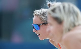 Olympia-Enttäuschung weg: Louisa Lippmann (l) und Laura Ludwig sind bei der EM im Achtelfinale. - Jan Woitas/dpa