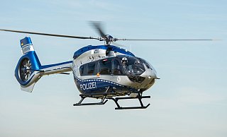 Ein Polizeihubschrauber kreiste in der Nacht zu Mittwoch über Höxter - auf der Suche nach zwei Einbrechern. Symbolbild. - Wolfram Kastl/dpa
