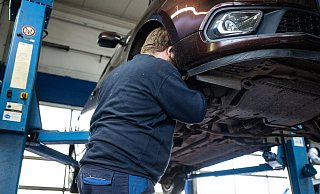 Reparaturen und Wartungen von Autos sind in den vergangenen Jahren deutlich teurer geworden. (Archivbild) - Hannes P. Albert/dpa