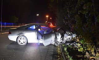 An dem Auto entstand erheblicher Sachschaden, nachdem es gegen einen Baum geprallt war. Foto: Polizei Herford - Polizei Herford