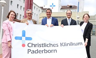 Die Geschäftsführung des Christlichen Klinikums mit Julia Wieland (v. l.), Siegfried Rörig und Martin Wolf sowie Torsten Meier (Ärztlicher Direktor) und Daniela Siedhoff (stellvertretende Pflegedirektorin). - Holger Kosbab Die Geschäftsführung des Christlichen Klinikums mit Julia Wieland (v. l.), Siegfried Rörig und Martin Wolf sowie Torsten Meier (Ärztlicher Direktor) und Daniela Siedhoff (stellvertretende Pflegedirektorin). - Holger Kosbab