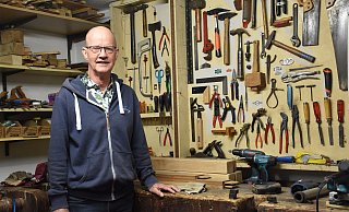 Die hölzerne Werkbank aus dem 17. Jahrhundert hat eine bewegte Geschchte. Rainald Meyers Vorfahren brachten sie mit nach Südafrika, er transportierte sie zurück nach Deutschland. Der Hobbytischler stellt vor allem Möbel für die eigene Wohnung her. - Dirk Haunhorst