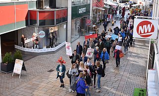 In Lübbecke gingen Schülerinnen und Schüler, Kindergartenkinder und Erwachsene für das Klima auf die Straße. - Mareike Köstermeyer