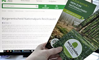 Déjà-vu-Erlebnisse im Kreis Höxter: Der Kreis Kleve informiert online über den Bürgerentscheid zum Nationalpark. Im Kreis Höxter gab es den schon – Befürworter und Gegner warben unter anderem mit diesen Flyern. - Simone Flörke