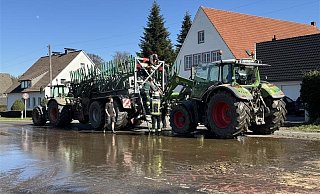 Auf der Babenhauser Straße war ein Anhänger mit Gülle umgekippt. - Paul Brinkmann
