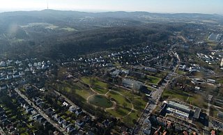 Von oben: Ein Luftbild mit Bürgerpark, Oetkerhalle und alter FH. - Wittig