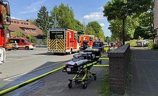 Die Feuerwehr war in Schildesche mit einem Großaufgebot vor Ort. - Paul Brinkmann