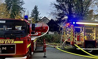 Die Bielefelder Feuerwehr ist am Freitagmorgen erneut wegen eines Brandes in dem Haus an der Stieghorster Straße ausgerückt. - Jens Reichenbach