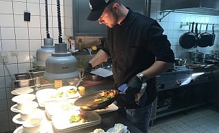 Manuel Hoffmann richtet Speisen in der Küche des Restaurants Höxter Am Jakobsberg in Ovenhausen her. - Restaurant Höxter Am Jakobsberg