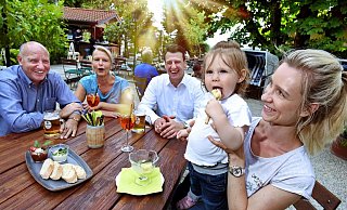 Gerd Weighardt, Cerstin Kuhlmann, Henning Johnsen, Kim Johnsen und Tochter Aenna Johnsen (v. l.) im Biergarten. - BARBARA FRANKE