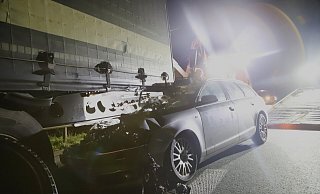 Das Auto hatte sich unter den Lastwagen geschoben. - Charlotte Mahncke