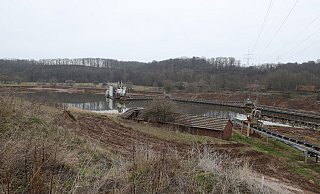 Seit dem Start des Betriebs im Kieswerk Deesberg hat sich der Schwimmbagger schon einige100 Meter gen Norden durch das Gelände gegraben. - Jörg Stuke