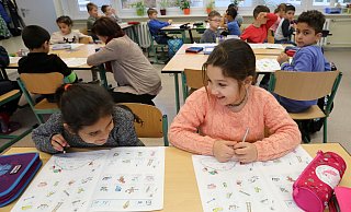 Ob aus Afghanistan, Syrien oder der Ukraine - ausländische Grundschulkinder in Lübbecke sollen bestmöglich integriert werden. - Bernd Wüstneck/dpa