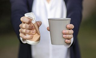 Seit Jahresbeginn müssen Restaurants und Cafés für den Außer-Haus-Verkauf Mehrwegverpackungen anbieten. Die Firma Ornamin aus Minden bietet seit einigen Jahren recycelbare Kunststoff-Mehrweg-Systeme wie Kaffeebecher für Gastronomen an. - Ornamin