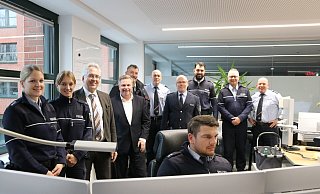 Die Einsatzleitstelle der Polizei Herford: hier laufen alle Notrufe ein. Heute durfte dem Einsatzleiter bei der Arbeit ausnahmsweise über die Schulter geschaut werden. - Claus Frickemeier