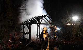 An der Erikenstraße geriet ein Gartenhäuschen in Brand. Die Feuerwehrleute vor Ort waren zum Teil für zweieinhalb Stunden im Einsatz. - Andreas Eickhoff