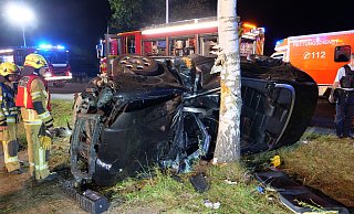 Lebensgefährliche Verletzungen erlitt ein 41-jähriger Delbrücker, als er mit einem Audi A4 Cabrio auf der Hövelhofer Straße verunglückte. - Ralph Meyer