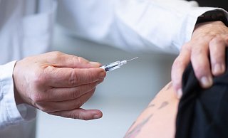 Ob Diabetes, Herzschwäche oder COPD: Menschen mit Vorerkrankungen wird empfohlen, jetzt im Herbst den Corona-Impfschutz aufzufrischen. - Sebastian Kahnert/dpa/dpa-tmn
