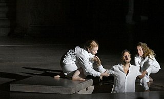 Der Jedermann (Philipp Hochmair) im Juli 2025 in seinem Grab - gehalten vom Glauben (Regine Zimmermann) und seinen Werken (Kathleen Morgeneyer). (Archivbild) - Barbara Gindl/APA/dpa