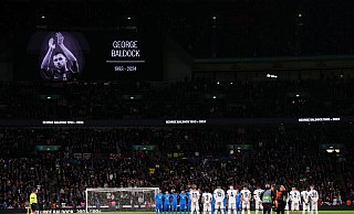 Vor dem Spiel gab es eine Schweigeminute für den verstorbenen George Baldock. - John Walton/PA Wire/dpa