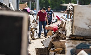 Anwohner haben den bei dem Hochwasser zerstörten Hausrat auf den Bürgersteig gestellt. Die Stadtverwaltung kommt aufgrund der Menge nicht mit dem Abtransport hinterher. - David Inderlied/dpa