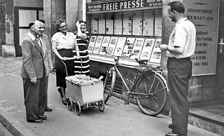 Beschaulich: Die Lokalredaktion der „Freien Presse" mit dem damaligen Redakteur  Hans-Hermann Heitbrink (r.). - Georg Heese Kommunalarchiv
