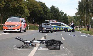 Bei dem Unfall auf der Ellerbuscher Straße wurde eine junge Radfahrerin schwer verletzt. - Judith Gladow