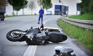 Symbolbild: In Spenge war eine Motorradfahrerin gestürzt, weil Unbekannte ein Band über die Straße gepannt hatten. - Andreas Frücht