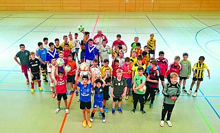 Hatten viel Spaß: Der Fußballverein Hövelhofer SV ermöglichte beim spontan organisierten Sporttag in der Halle der Mühlenschule auch vielen Flüchtlingskindern aus der Unterkunft in Staumühle das Fußballspielen. - Mark Heinemann