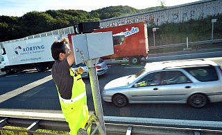 Der A2-Blitzer am Bielefelder Berg steht seit dem 12. Dezember 2008 in Fahrtrichtung Hannover. Er gilt als der berühmteste Blitzer Deutschlands. Die Einnahmen von 2008 bis Ende 2021 betrugen 81,5 Millionen Euro. - Christian Weische (Archiv) Der A2-Blitzer am Bielefelder Berg steht seit dem 12. Dezember 2008 in Fahrtrichtung Hannover. Er gilt als der berühmteste Blitzer Deutschlands. Die Einnahmen von 2008 bis Ende 2021 betrugen 81,5 Millionen Euro. - Christian Weische (Archiv)