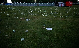 Auch ein Problem: Viele Fans hinterlassen Müll auf dem Boden. - Fabian Strauch/dpa
