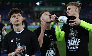 Die Arminia bejubelt den Pokaleinzug. - Friso Gentsch/dpa
