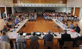 Viele Bürgerinnen und Bürger verfolgten am 25. September die Beratungen des Bauausschusses in der Aula des Rahdener Gymnasiums zum Thema Windkraft-Ausbau. - Joern Spreen-Ledebur