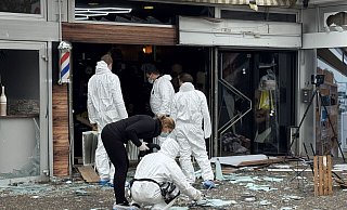 Nach der Explosion stehen Spurensicherung und Kripo vor dem zerstörten Barbershop an der Otto-Brenner-Straße. - Paul Brinkmann