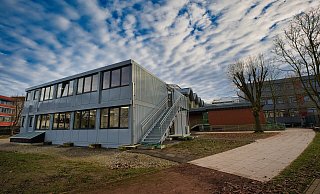 Diese vier "mobilen Unterrichtsräume" wurden mit Beginn des laufenden Schuljahres in Betrieb genommen. Vier weitere folgen im Januar. Wie lange dieses Provisorium aber andauern wird, ist noch unklar. Mindestens drei oder vier Jahre dürften aber realistisch sein, wenn man Aussagen aus Rat und Verwaltung folgt. - Gerald Dunkel