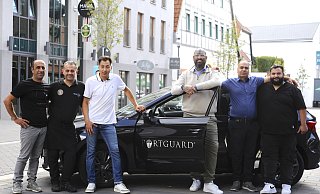 Vertreter der ansässigen Gastronomen und Michael Bertys (3. v. r.), Geschäftsführer der Portguard GmbH, werben für ein besseres Miteinander an der Niedernstraße. - Portguard