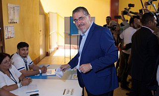 Bernardo Arevalo, Präsidentschaftskandidat der Partei Movimiento Semilla (Bewegung Saatkorn), gibt seine Stimme bei der Stichwahl der Präsidentschaftswahlen in Guatemala ab. - Sandra Sebastian/dpa