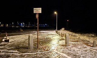Wellen überspülten die Uferpromenade in Wilhelmshaven. - Kai Moorschlatt/dpa