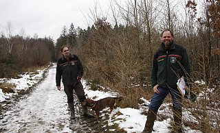 Revierförster Friedrich Bertmann (l.) und Forstamtsleiter Roland Schockemöhle (r.) an einer Waldfläche der Zukunft. Hier hatte 2007 der Orkan Kyrill gewütet. - Gregor Winkler