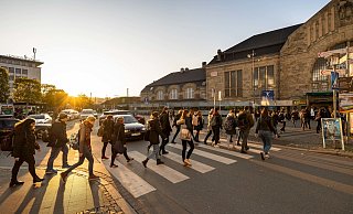 Über den Zebrastreifen vor dem Bahnhof gehen oft so viele Passanten, das der Autoverkehr lahmgelegt wird. - Dennis Angenendt