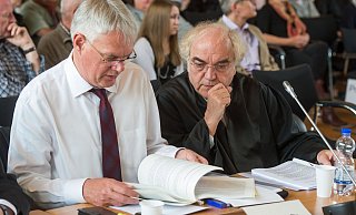 Bereiten sich vor: Die Anwälte der Nebenklage, Cornelius Nestler (links) und Thomas Walther, studieren im Gerichtssaal in der Industrie- und Handelskammer zu Detmold ihre Unterlagen. - dpa