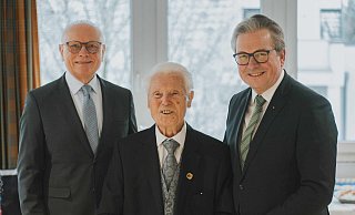 Geburtstagskind Kurt Büttner mit dem stellvertretenden Landrat Hans-Bernd Janzen (l.) und Bürgermeister Michael Dreier. - Lina Offergeld / Stadt Paderborn