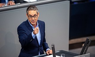 Michael Schrodi (SPD) spricht bei der Sitzung des Bundestags zu den Abgeordneten. Thema ist das Wachstumschancengesetz. - Melissa Erichsen/dpa