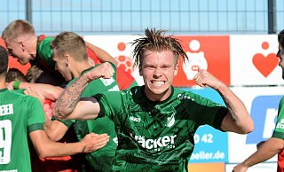 Jubelpose: Angelo Langer absolvierte insgesamt vier Spielzeiten im Trikot des SV Rödinghausen. Im September 2021 freute er sich über ein Tor gegen den KFC Uerdingen. Nun kommt er mit Fortuna Köln zurück an den Wiehen. - Joel Beinke