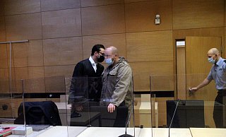 Der angeklagte Bünder bespricht sich mit Anwalt Ali Mojab. - Florian Weyand