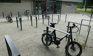 Laut EWB-Geschäftsführerin Marion Kapsa auch für E-Bike sicher genug: Anlehnständer am Bünder Freibad - Thorsten Mailänder Laut EWB-Geschäftsführerin Marion Kapsa auch für E-Bike sicher genug: Anlehnständer am Bünder Freibad - Thorsten Mailänder