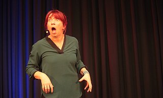 Da fällt einem alles aus dem Gesicht: Dagmar Schönleber thematisiert in Spenge auf humoristische Weise, was sich gehört und was so gar nicht geht. Dafür greift sie auch auf den Knigge zurück. - Alexandra Wilke