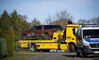 Bei einer Hausdurchsuchung im Fall des am 10. Oktober getöteten achtjährigen Fabian aus Güstrow beschlagnahmen die Ermittler einen Geländewagen. - Philip Dulian/dpa