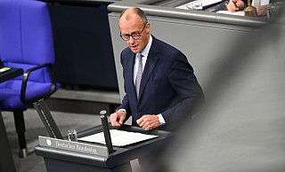 Bundeskanzler Friedrich Merz (CDU) äußert sich in seiner Regierungserklärung im Bundestag gleich zu Beginn zum in Ägypten unterzeichneten Gaza-Friedensplan von US-Präsident Donald Trump. - Niklas Graeber/dpa